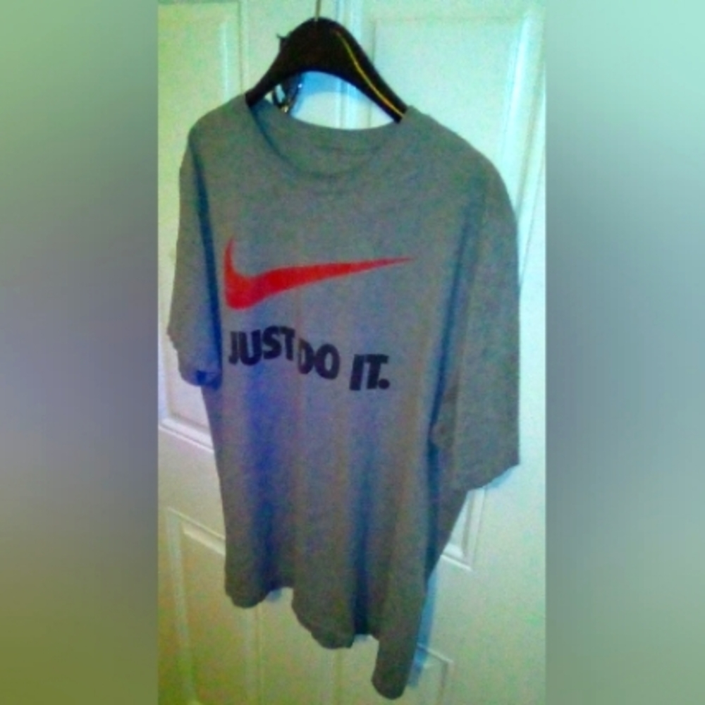 Men's XL Nike Swoosh "Just Do It" T-shirt in Gray/Red/Black
